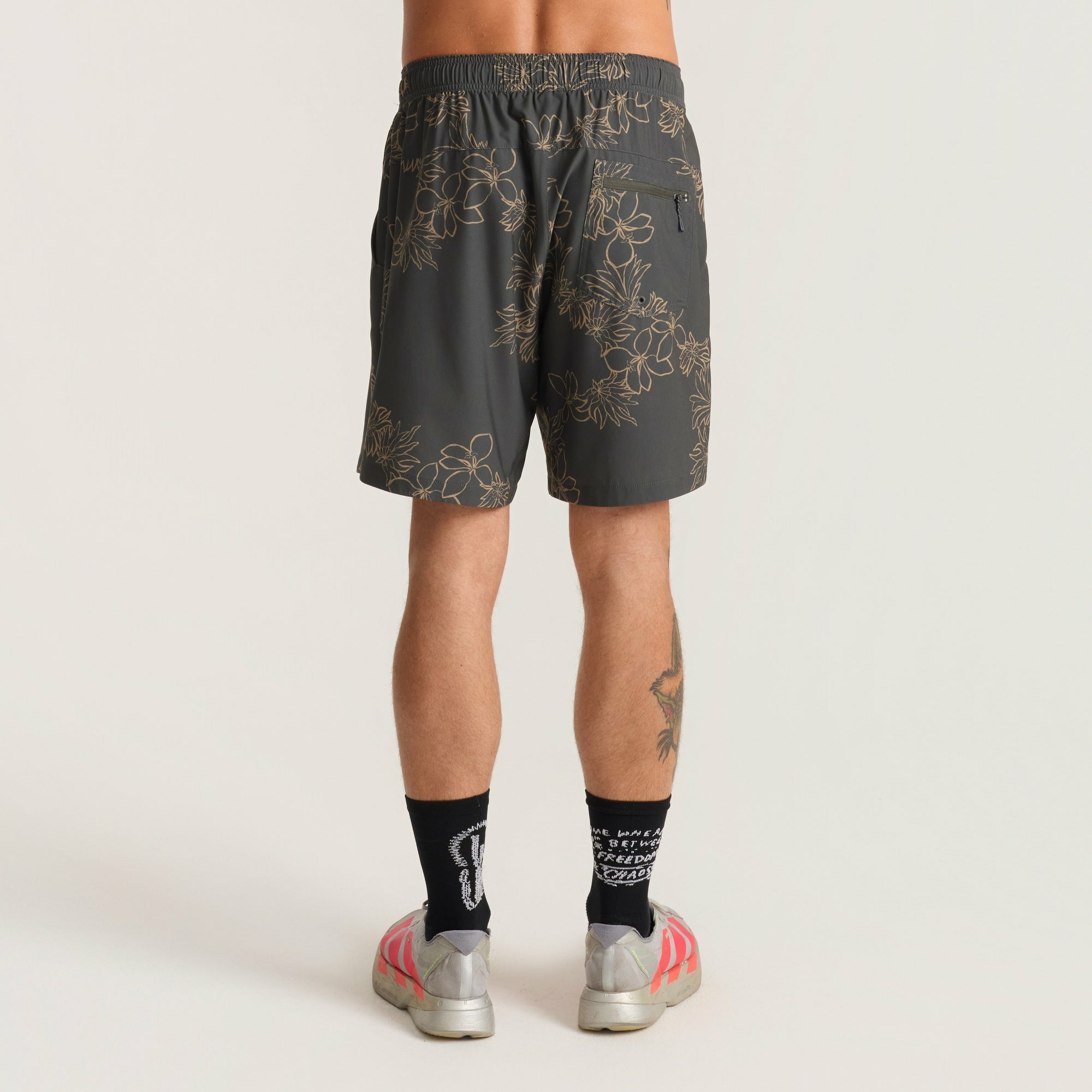 Roark Serrano 7" Active Stretch Shorts in Onyx Floral - Men|Run / Active