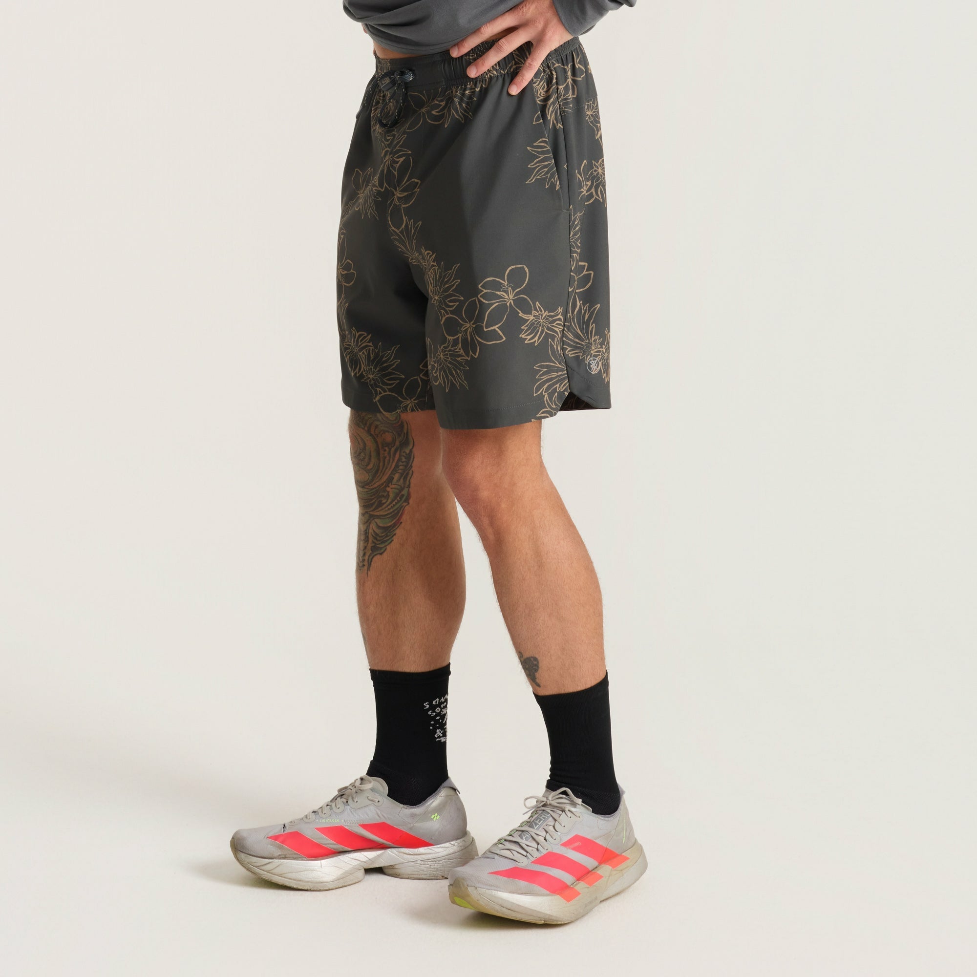 Roark Serrano 7" Active Stretch Shorts in Onyx Floral - Men|Run / Active
