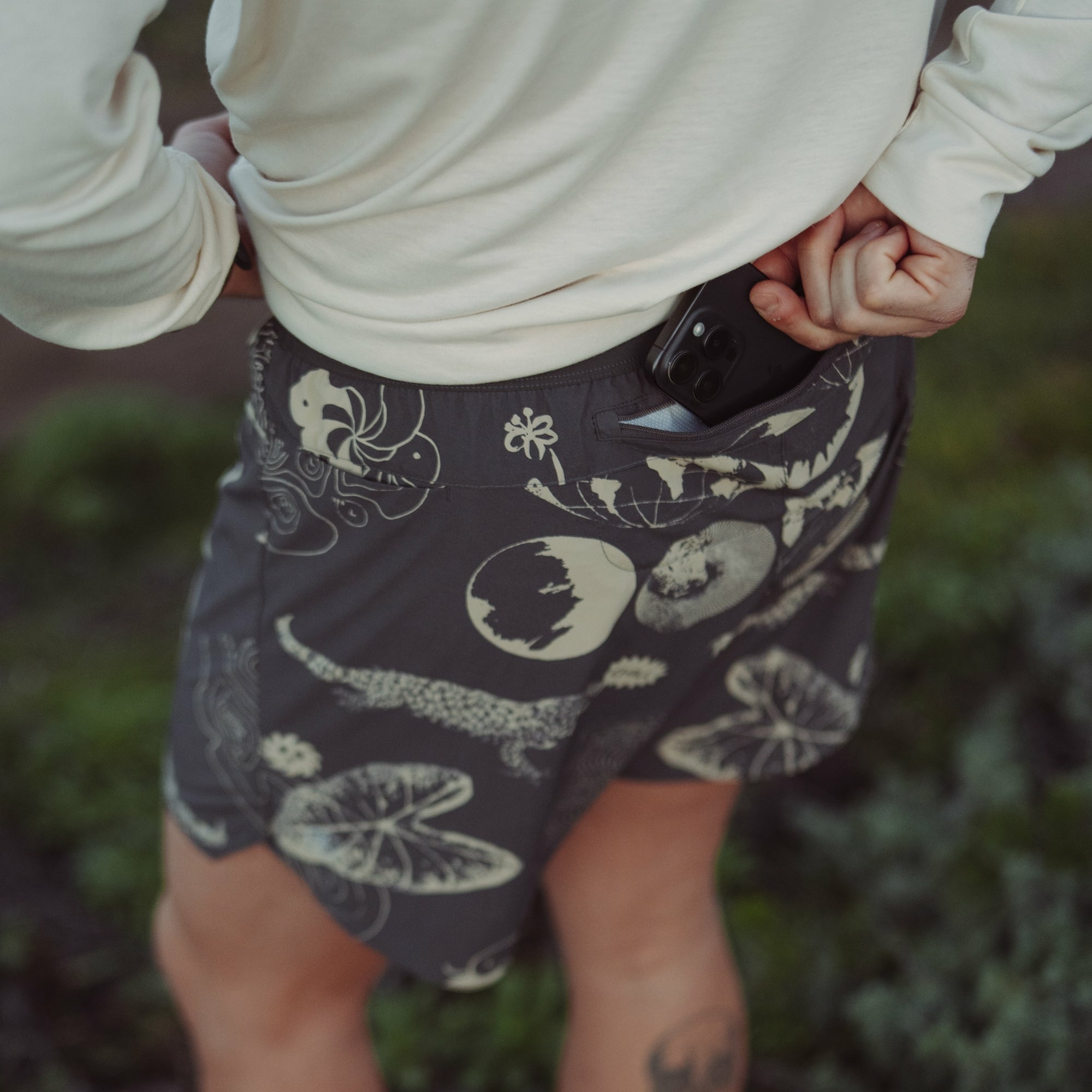 Roark Alta 5" Shorts in Charcoal - Run / Active
